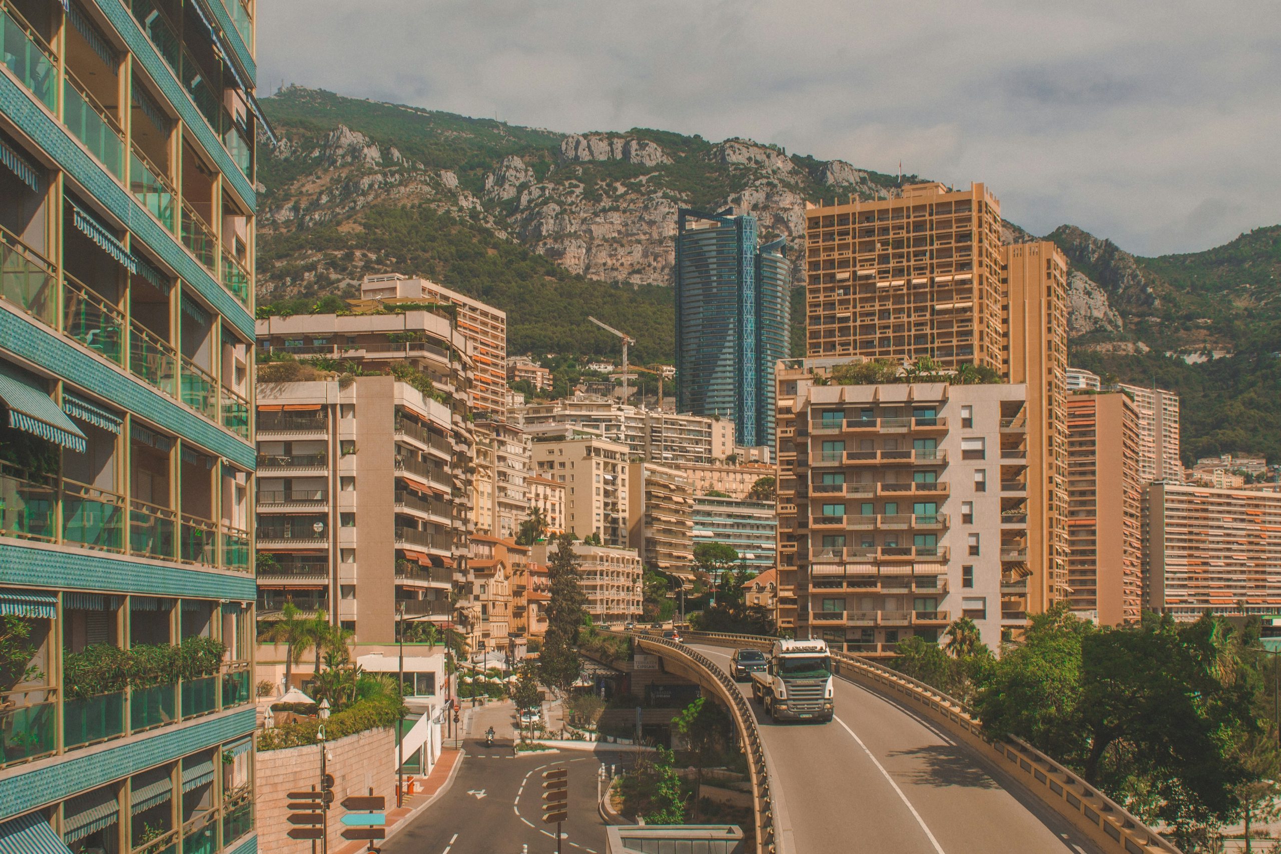 discover the glitz and glamour of monaco with our tourism guide. experience luxury, beautiful landscapes, and unforgettable experiences in the heart of the french riviera.